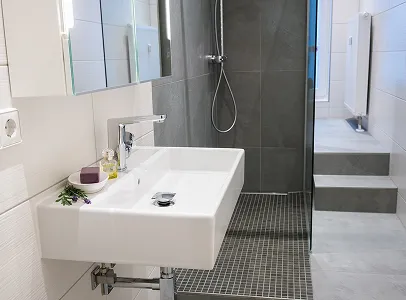 Salle de bain moderne: lavabo blanc, douche à l'italienne, carrelage gris et blanc à Longnes dans les Yvelines 78