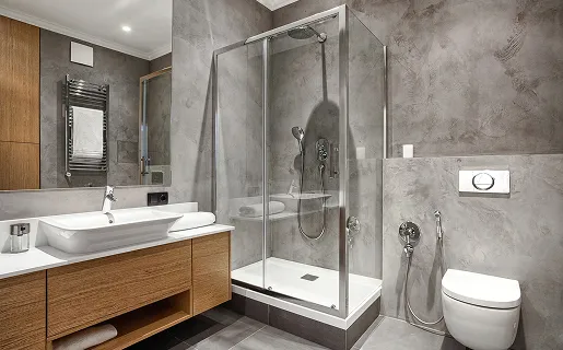 Salle de bain moderne grise avec douche en verre, lavabo en bois et toilettes à Longnes dans les Yvelines 78